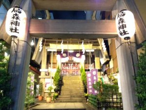 雨がやんで、帰り道の烏森神社