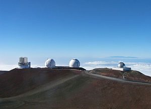 日本製「すばる」を含むハワイ、マウナケア天文台の電波望遠鏡 